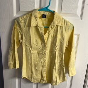 3/4 length fitted yellow blouse